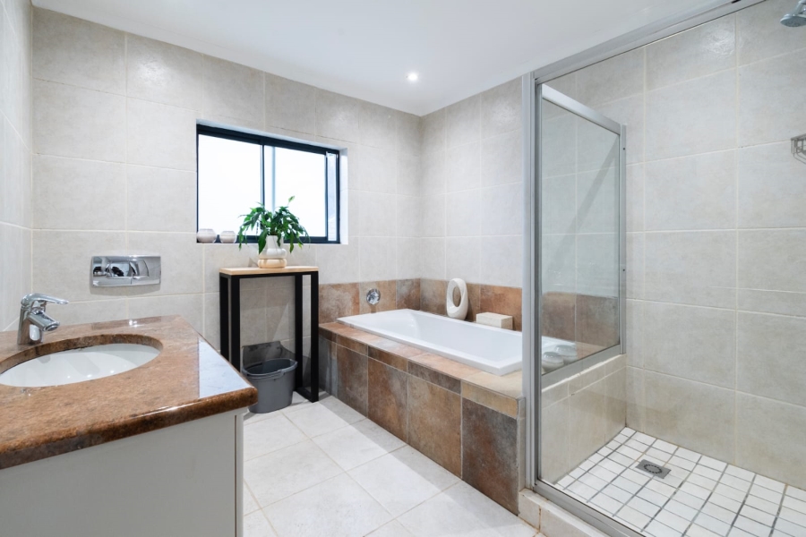 To Let 4 Bedroom Property for Rent in Oranjezicht Western Cape